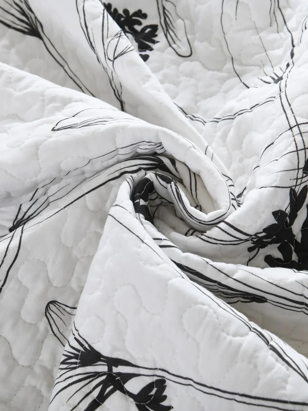 3 PIECE POLYESTER BLACK AND WHITE BOTANICAL FLORAL QUILT BEDSPREAD SET